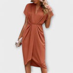 Serena – Elegantna i udobna midi wrap haljina Karolina Prague