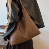 Elina – Elegantní minimalistická hnědá kabelka přes rameno Karolina Prague