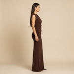 Renáta – Elegantní hnědé šaty s off-shoulder výstřihem Karolina Prague