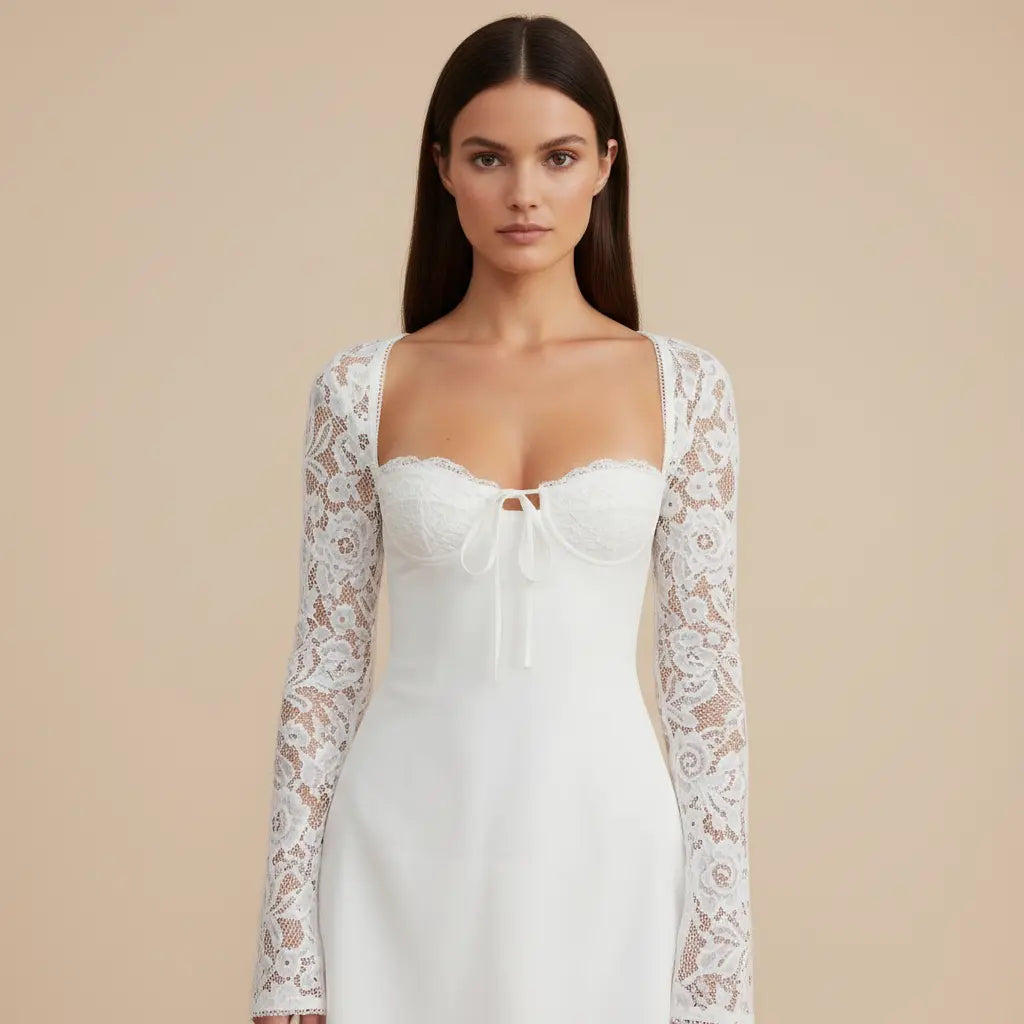 Sabina – Elegantní bílé šaty s krajkovými detaily Karolina Prague