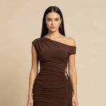 Renáta – Elegantní hnědé šaty s off-shoulder výstřihem Karolina Prague