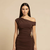 Renáta – Elegantní hnědé šaty s off-shoulder výstřihem Karolina Prague