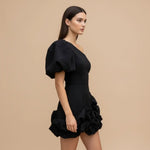 Petra – Elegantní černé one-shoulder šaty s volány Karolina Prague