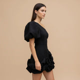 Petra – Elegantní černé one-shoulder šaty s volány Karolina Prague