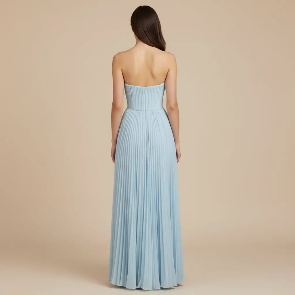 Eliška – Elegantní světle modré plisované maxi šaty Karolina Prague
