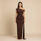 Renáta – Elegantní hnědé šaty s off-shoulder výstřihem Karolina Prague