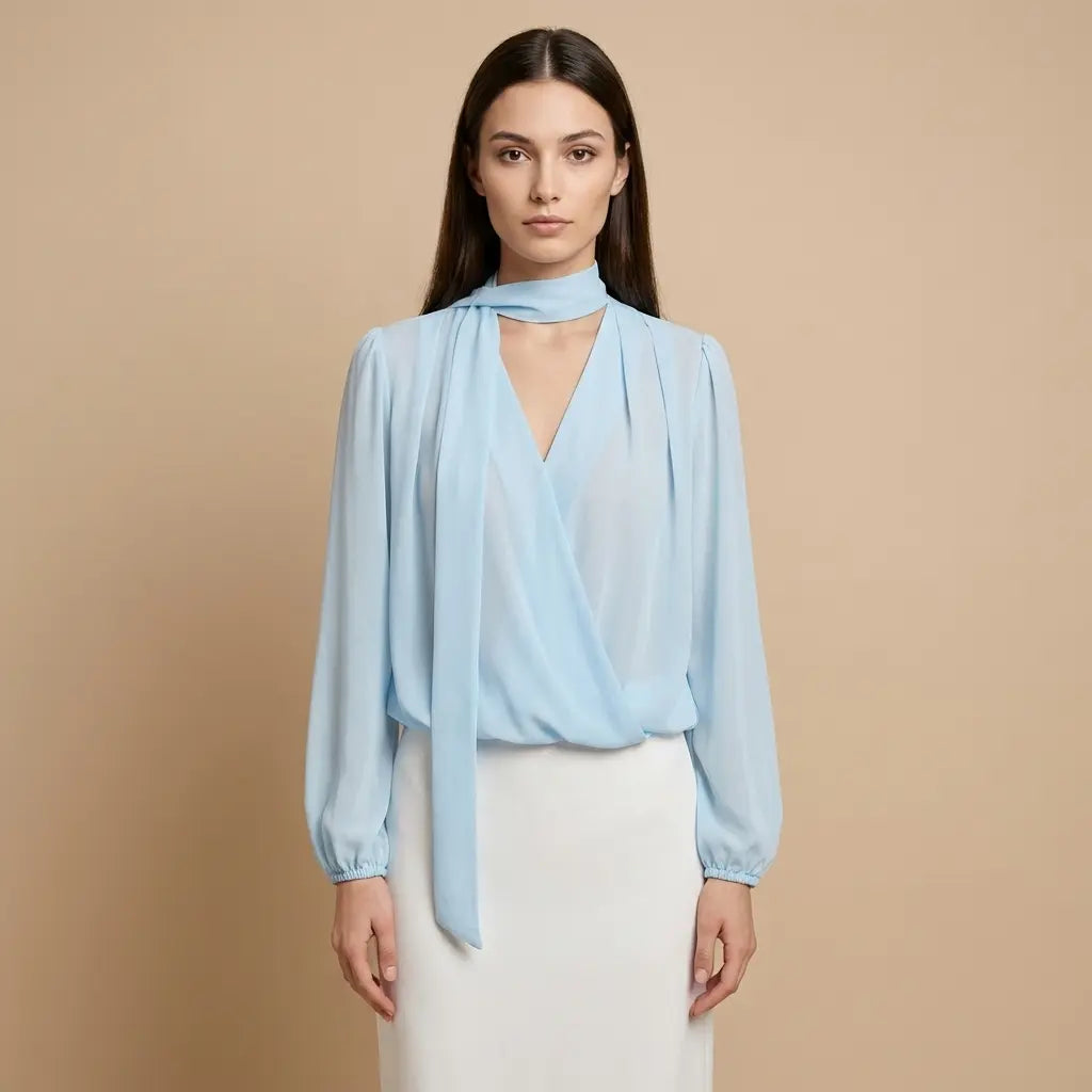 Electra – Vzdušný světle modrý top se zavazováním Karolina Prague