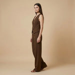 Jana – Elegantní set v hnědém odstínu s vestou a kalhotami Karolina Prague