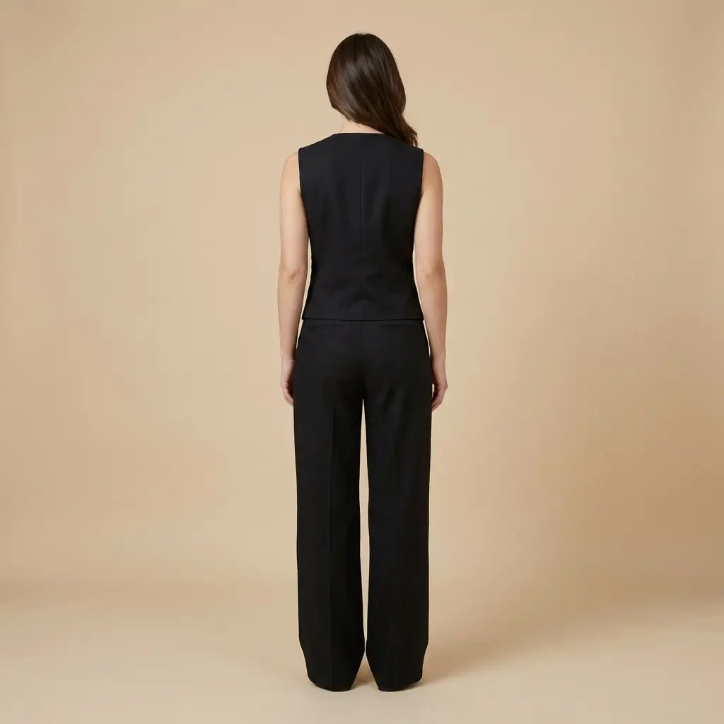 Jana – Elegantní černý set s vestou a kalhotami Karolina Prague