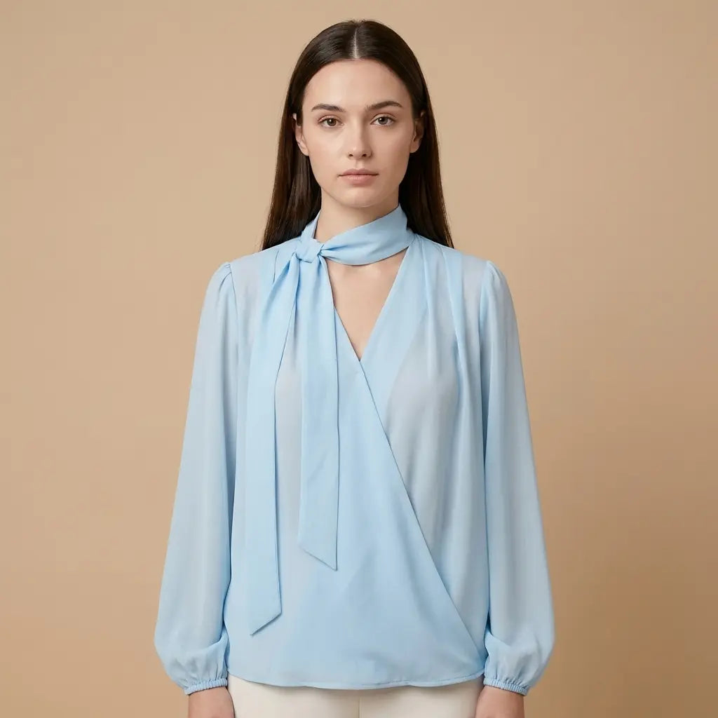 Electra – Vzdušný světle modrý top se zavazováním Karolina Prague